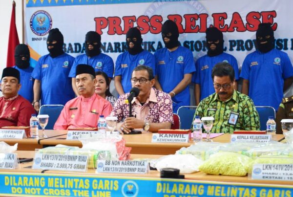 KEPALA BNNP RIAU BERSAMA GUBERNUR RIAU DAN WAKIL GUBERNUR RIAU MELAKUKAN PRESS RELEASE KASUS NARKOTIKA SELAMA BULAN MARET - APRIL 2019