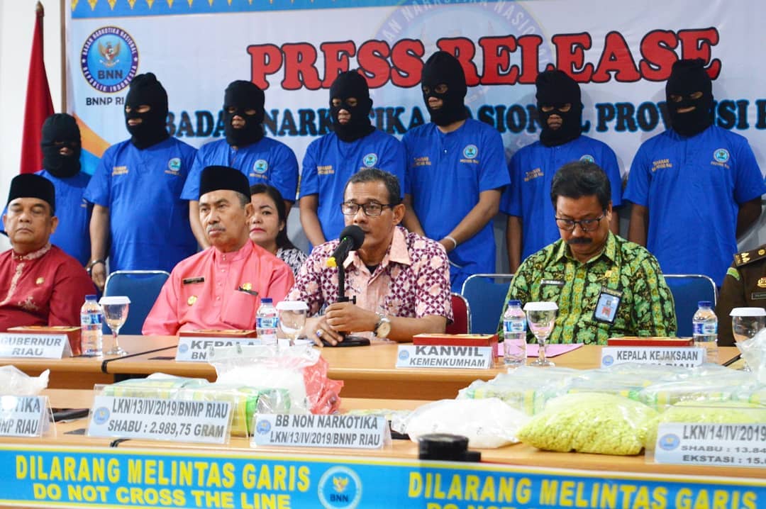 KEPALA BNNP RIAU BERSAMA GUBERNUR RIAU DAN WAKIL GUBERNUR RIAU MELAKUKAN PRESS RELEASE KASUS NARKOTIKA SELAMA BULAN MARET - APRIL 2019 KEPALA BNNP RIAU BERSAMA GUBERNUR RIAU DAN WAKIL GUBERNUR RIAU MELAKUKAN PRESS RELEASE KASUS NARKOTIKA SELAMA BULAN MARET - APRIL 2019