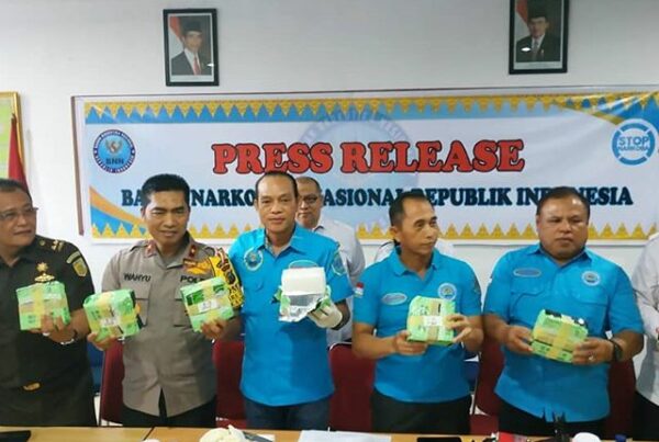 BNN, BNNP RIAU, BEA CUKAI DAN POLDA RIAU MENANGKAP 3 PELAKU PENYELUNDUP 52 KILOGRAM SHABU DI RIAU BNN, BNNP RIAU, BEA CUKAI DAN POLDA RIAU MENANGKAP 3 PELAKU PENYELUNDUP 52 KILOGRAM SHABU DI RIAU
