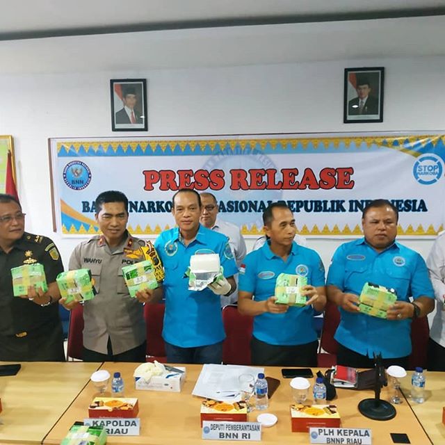 BNN, BNNP RIAU, BEA CUKAI DAN POLDA RIAU MENANGKAP 3 PELAKU PENYELUNDUP 52 KILOGRAM SHABU DI RIAU BNN, BNNP RIAU, BEA CUKAI DAN POLDA RIAU MENANGKAP 3 PELAKU PENYELUNDUP 52 KILOGRAM SHABU DI RIAU