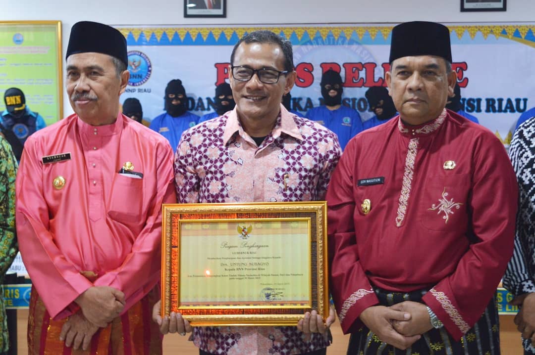 GUBERNUR RIAU MEMBERIKAN PENGHARGAAN KEPADA 7 PERSONIL BNNP RIAU GUBERNUR RIAU MEMBERIKAN PENGHARGAAN KEPADA 7 PERSONIL BNNP RIAU