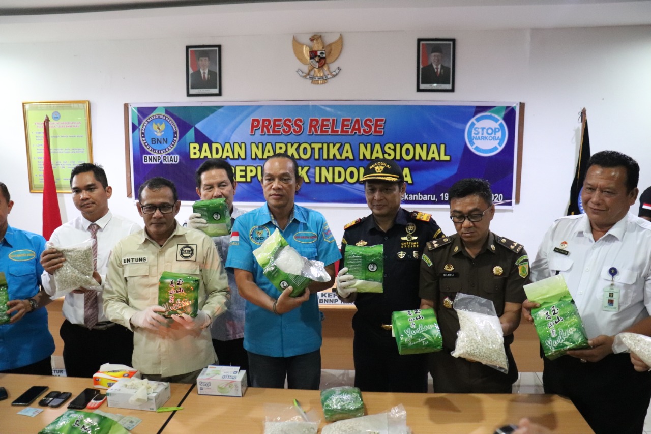 SINERGI BNN RI, BEA CUKAI, DAN BNNP RIAU SEBANYAK 10 KG SHABU DAN 60.000 BUTIR EKSTASI BERHASIL DI UNGKAP SINERGI BNN RI, BEA CUKAI, DAN BNNP RIAU SEBANYAK 10 KG SHABU DAN 60.000 BUTIR EKSTASI BERHASIL DI UNGKAP