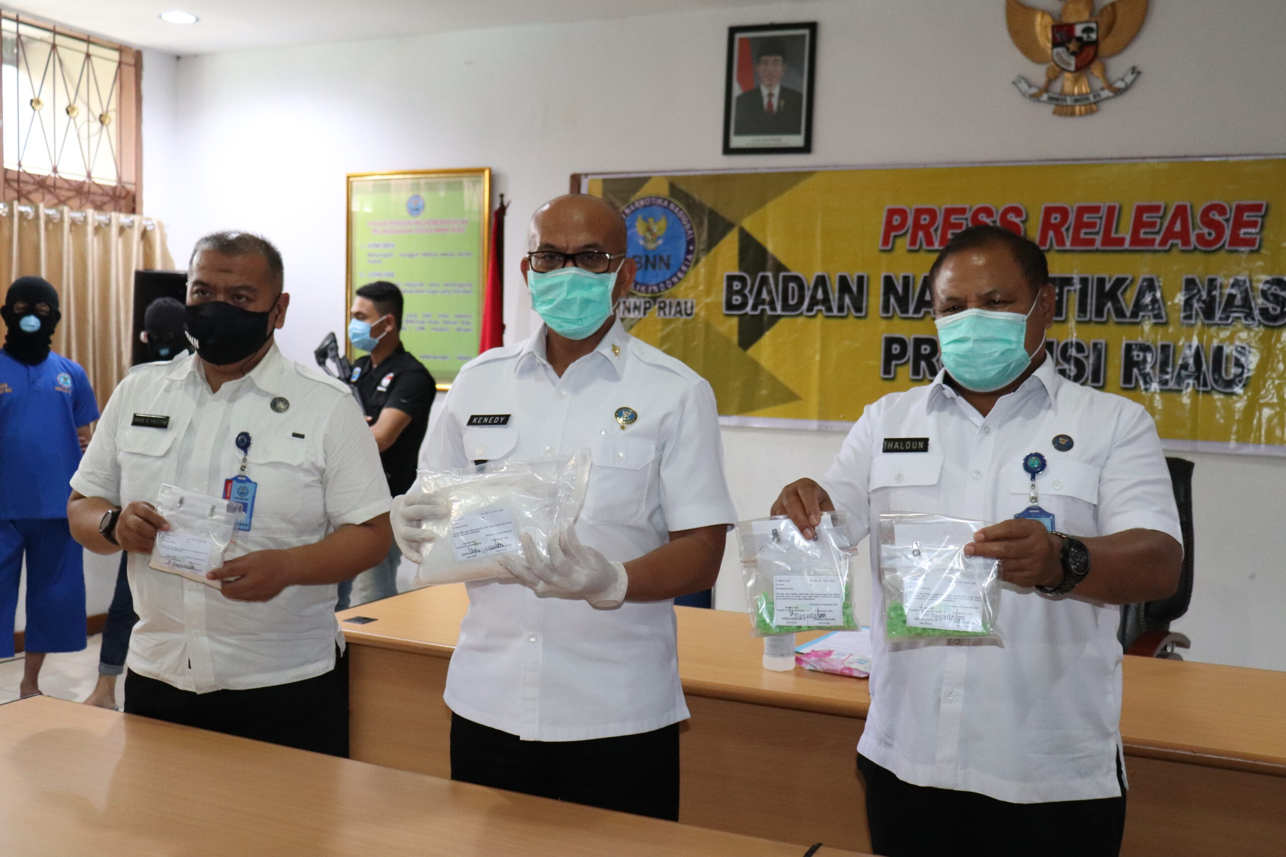 SETELAH DUA KALI LOLOS AKHIRNYA TERCIDUK BNN PROVINSI RIAU GELAR PRESS RELEASE SETELAH DUA KALI LOLOS AKHIRNYA TERCIDUK BNN PROVINSI RIAU GELAR PRESS RELEASE