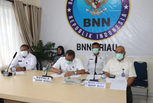 TERKAIT PANDEMIK COVID-19 KEPALA BNNP RIAU MELAKSANAKAN VIDEO CONFERENCE BERSAMA KEPALA BNN RI DAN KASATGAS COVID-19 BNN RI