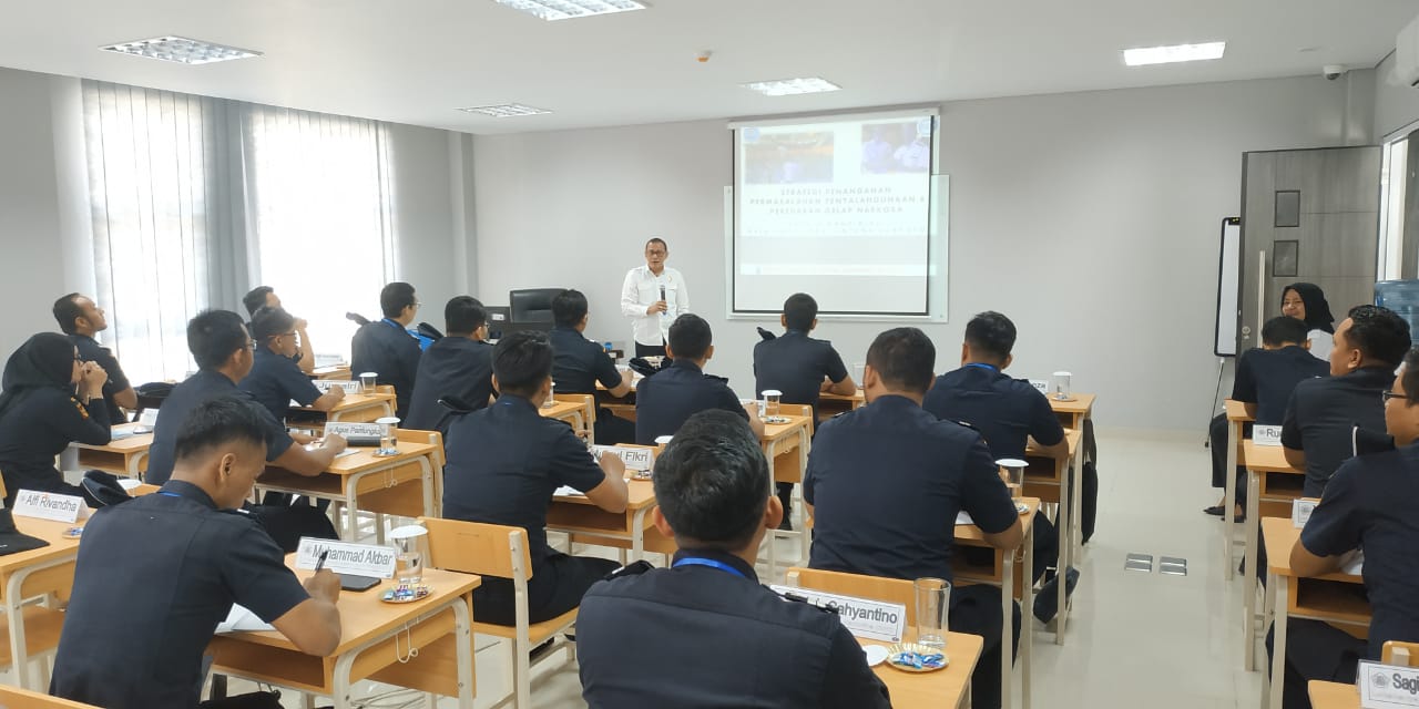 KEPALA BNNP RIAU BERI KULIAH UMUM KEPADA ASN BEA CUKAI PERWAKILAN DARI SELURUH DAERAH DIWILAYAH SUMATERA KEPALA BNNP RIAU BERI KULIAH UMUM KEPADA ASN BEA CUKAI PERWAKILAN DARI SELURUH DAERAH DIWILAYAH SUMATERA