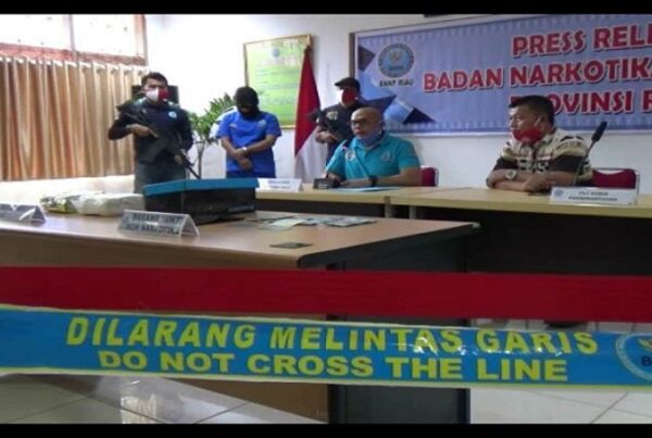TIM BRANTAS BNNP RIAU BEKUK MANTAN NAPI DAN TEMUKAN 2 KG SHABU YANG HENDAK DIBAWA KE LAMPUNG TIM BRANTAS BNNP RIAU BEKUK MANTAN NAPI DAN TEMUKAN 2 KG SHABU YANG HENDAK DIBAWA KE LAMPUNG