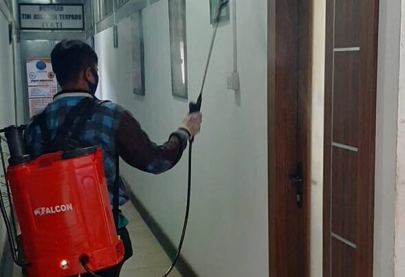 CEGAH PENYEBARAN VIRUS CORONA BNNP RIAU MENYEMPROTKAN DESINFEKTAN