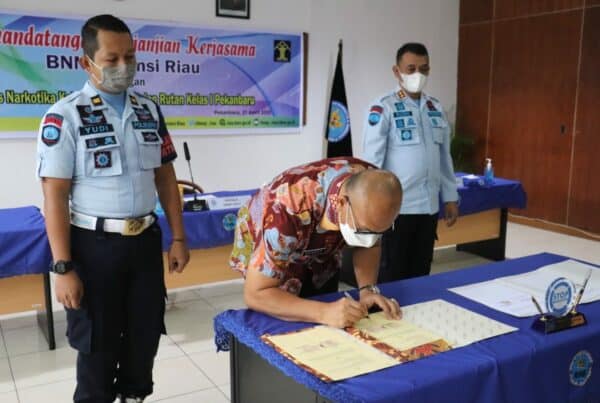 PENANDATANGANAN PERJANJIAN KERJASAMA BNNP RIAU DENGAN LAPAS KELAS IIB DAN RUTAN KELAS I PEKANBARU PENANDATANGANAN PERJANJIAN KERJASAMA BNNP RIAU DENGAN LAPAS KELAS IIB DAN RUTAN KELAS I PEKANBARU