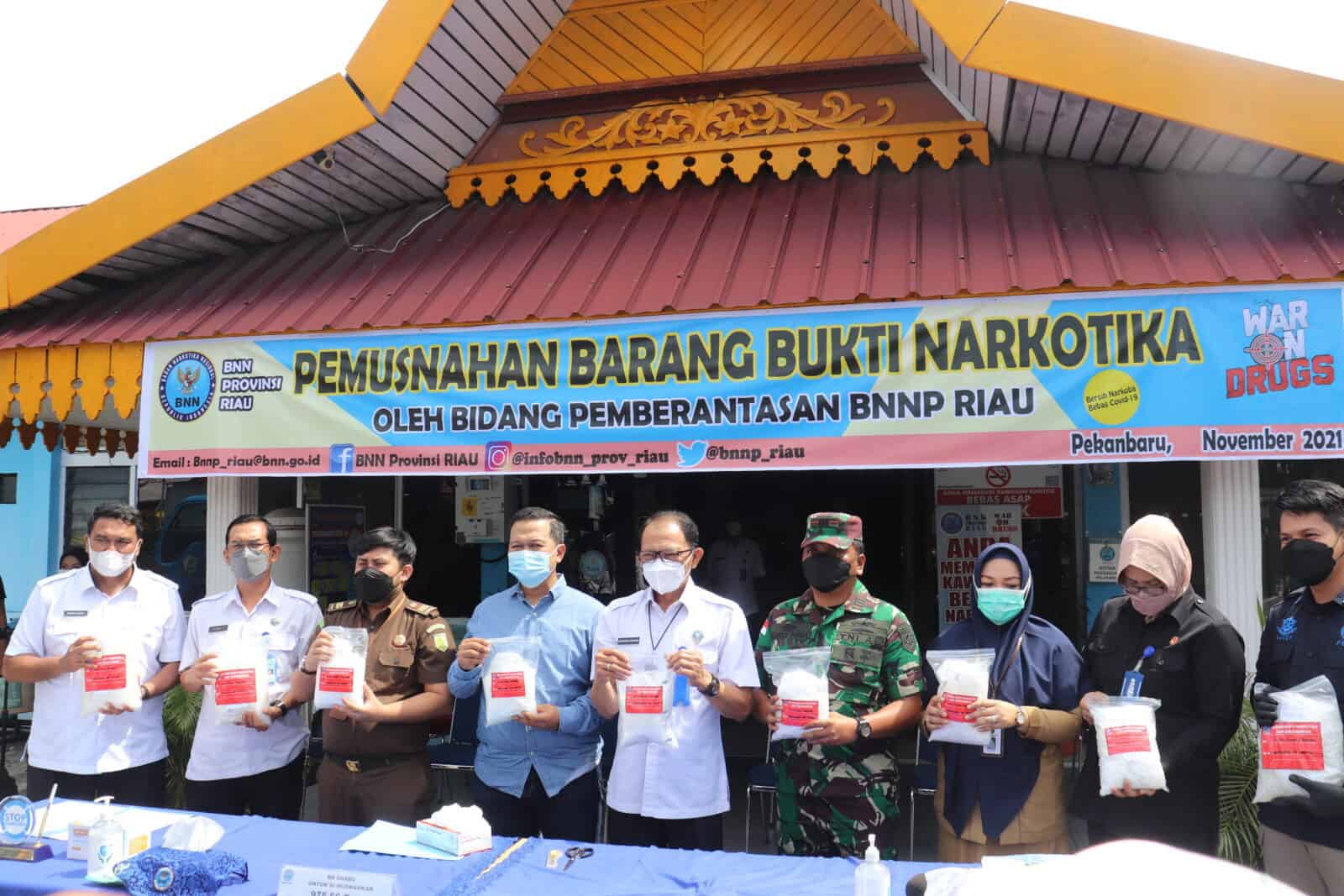 BERKILO-KILO KRISTAL SETAN DI MUSNAHKAN OLEH BNNP RIAU