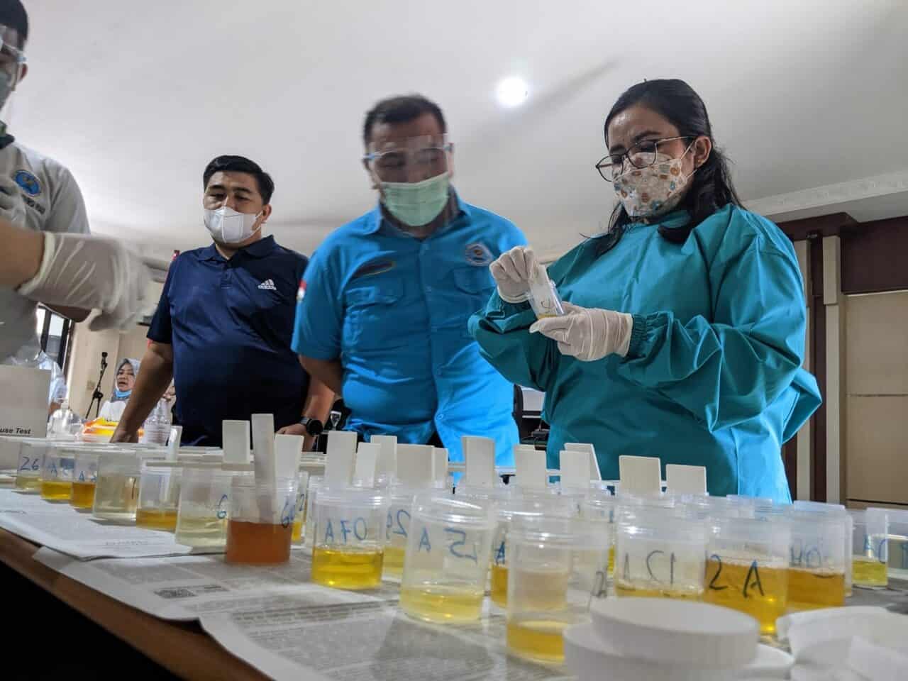 BNNP RIAU GELAR TES URIN DI PENGADILAN TINGGI PEKANBARU BNNP Riau Gelar Tes Urin di Pengadilan Tinggi Pekanbaru