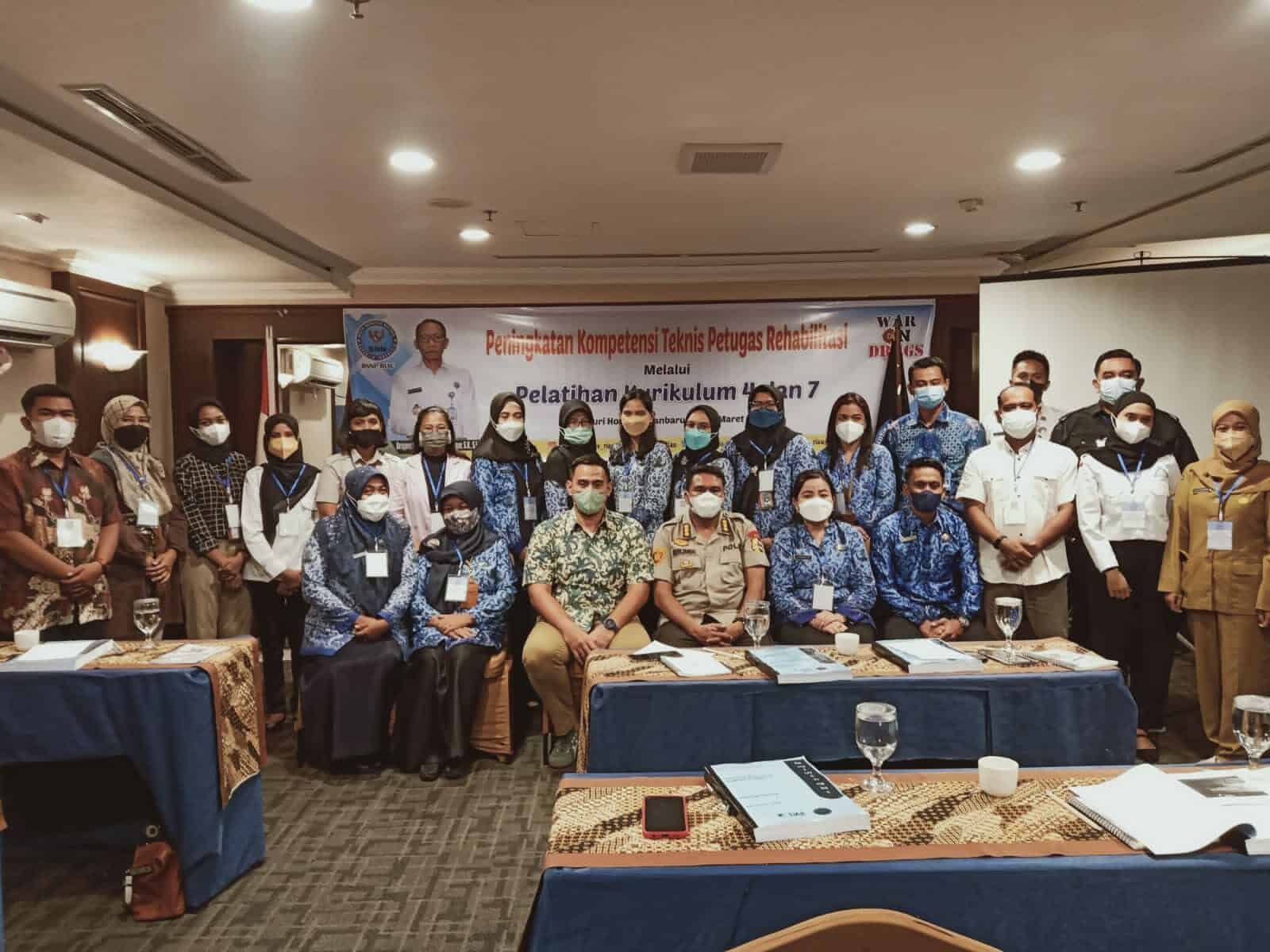 TINGKATKAN PELAYANAN REHABILITASI BNN PROVINSI RIAU MELAKUKAN PELATIHAN KURIKULUM 4 DAN 7 TINGKATKAN PELAYANAN REHABILITASI BNN PROVINSI RIAU MELAKUKAN PELATIHAN KUEIKULUM 4 DAN 7
