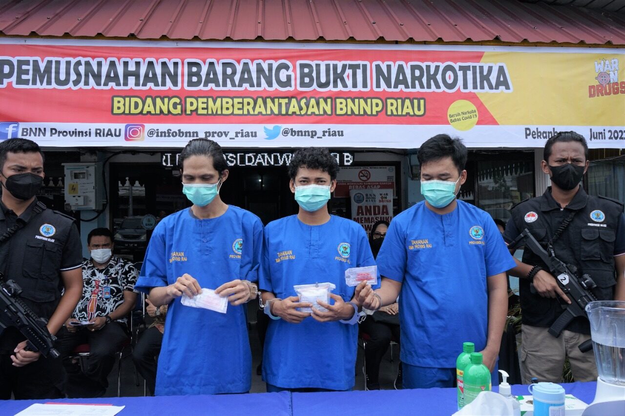 BNNP RIAU MEMUSNAHKAN BARANG BUKTI SHABU & PIL EKSTASI