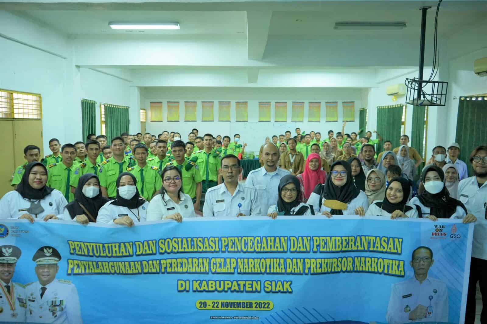 BNNP Riau Bersama Pemerintah Provinsi Riau Bersinergi melaksanakan kegiatan Penyuluhan dan Sosialisasi P4GN di SMKS YPPI TUALANG