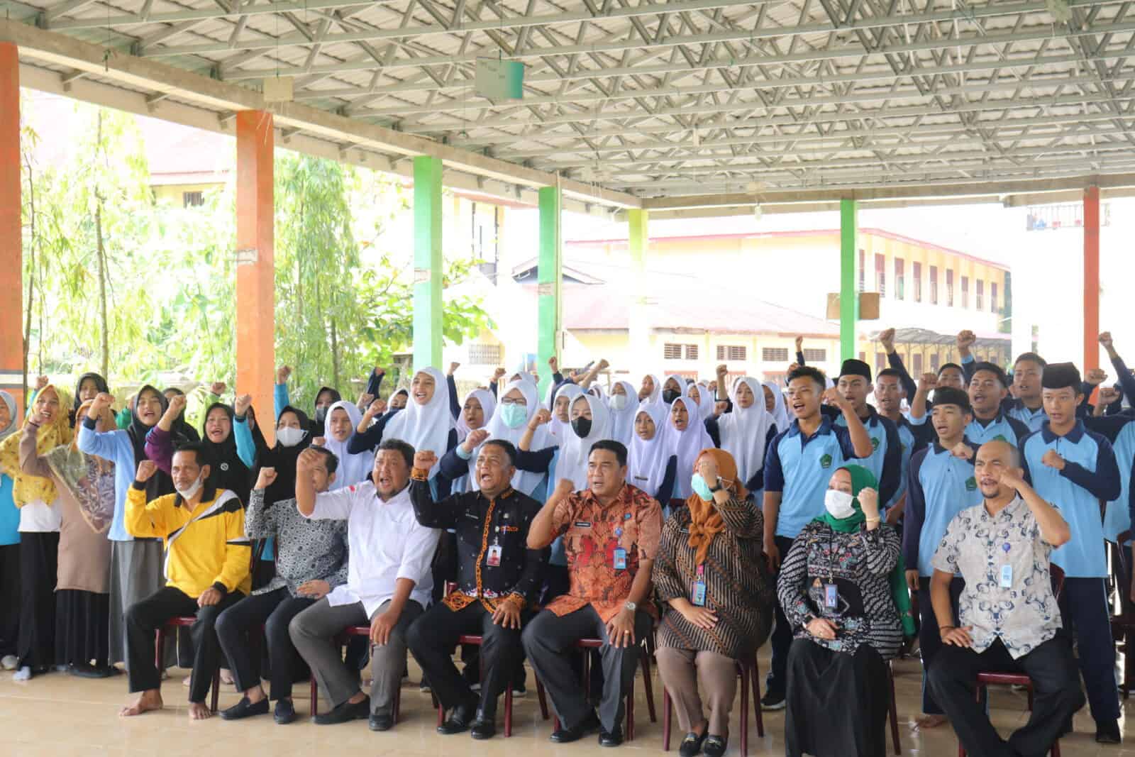 BNNP Riau Bersama Pemerintah Provinsi Riau Bersinergi melaksanakan kegiatan Penyuluhan dan Sosialisasi P4GN di Yayasan Pendidikan Agama Islam Rengat (YPAIR) BNNP Riau Bersama Pemerintah Provinsi Riau Bersinergi melaksanakan kegiatan Penyuluhan dan Sosialisasi P4GN di Yayasan Pendidikan Agama Islam Rengat (YPAIR)