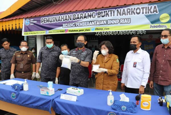 BNNP Riau Musnahkan 1 Kg Lebih Narkotika Jenis Sabu Milik 6 Orang Tersangka