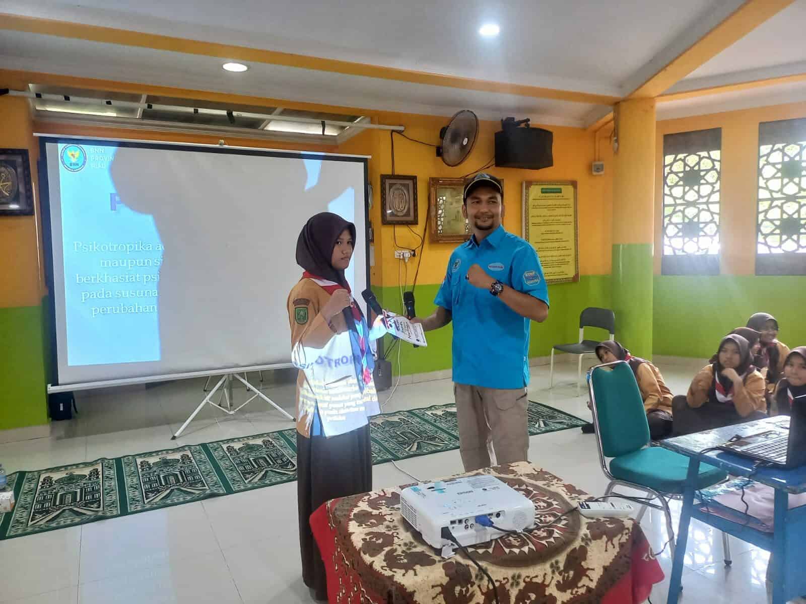 BNNP Riau Sapa siswa siswi SMP AL Ulum Islamic School Pekanbaru