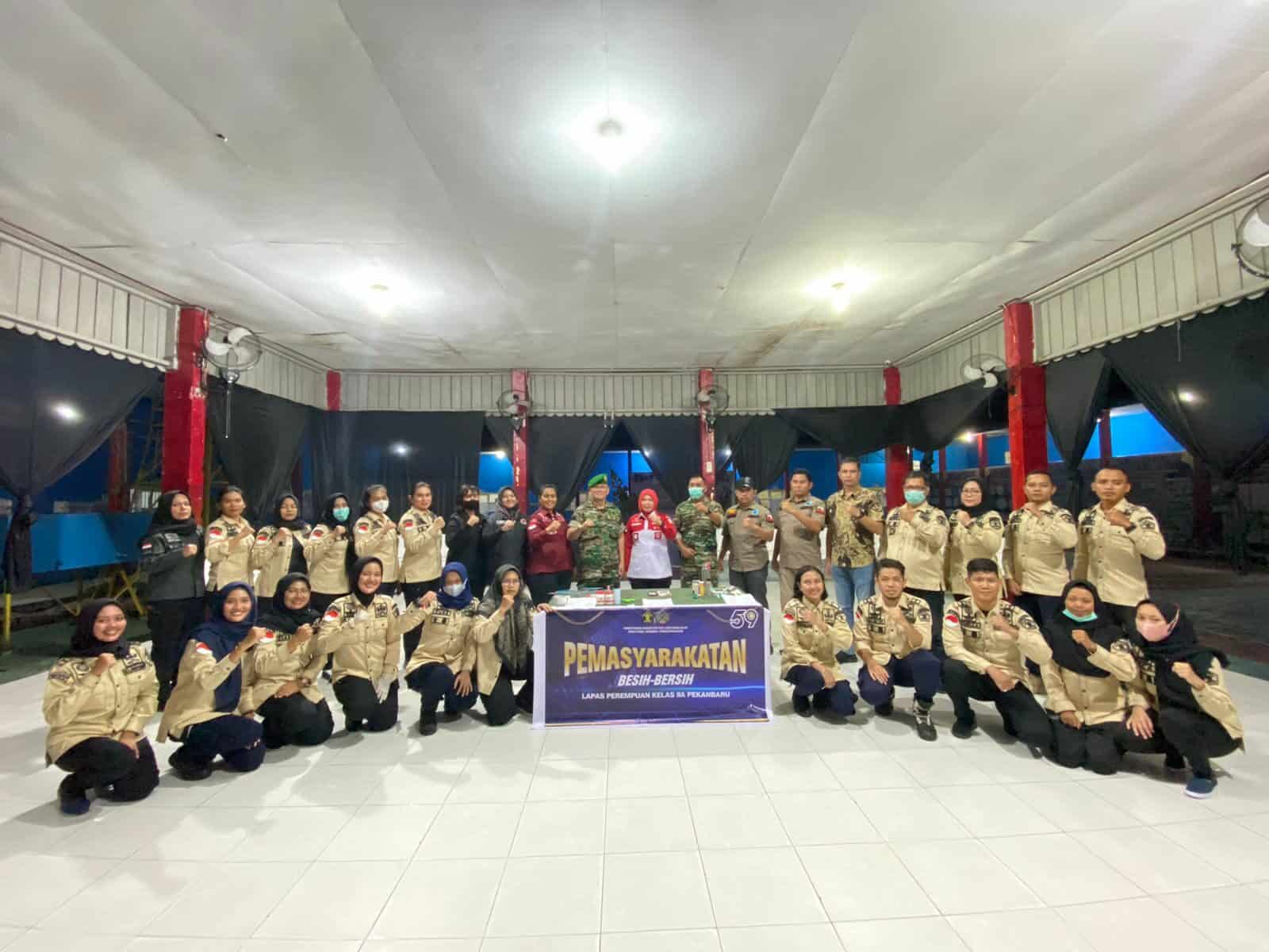 BNN PROVINSI RIAU BERSIH-BERSIH – LEMBAGA PEMASYARAKATAN PEREMPUAN KELAS IIA PEKANBARU BERSAMA KORAMIL 05/SAIL dan POLRESTA PEKANBARU