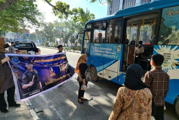 BNN Provinsi Riau Bagi-bagi Paket Takjil Ramadan ke Pengendara Kendaraan