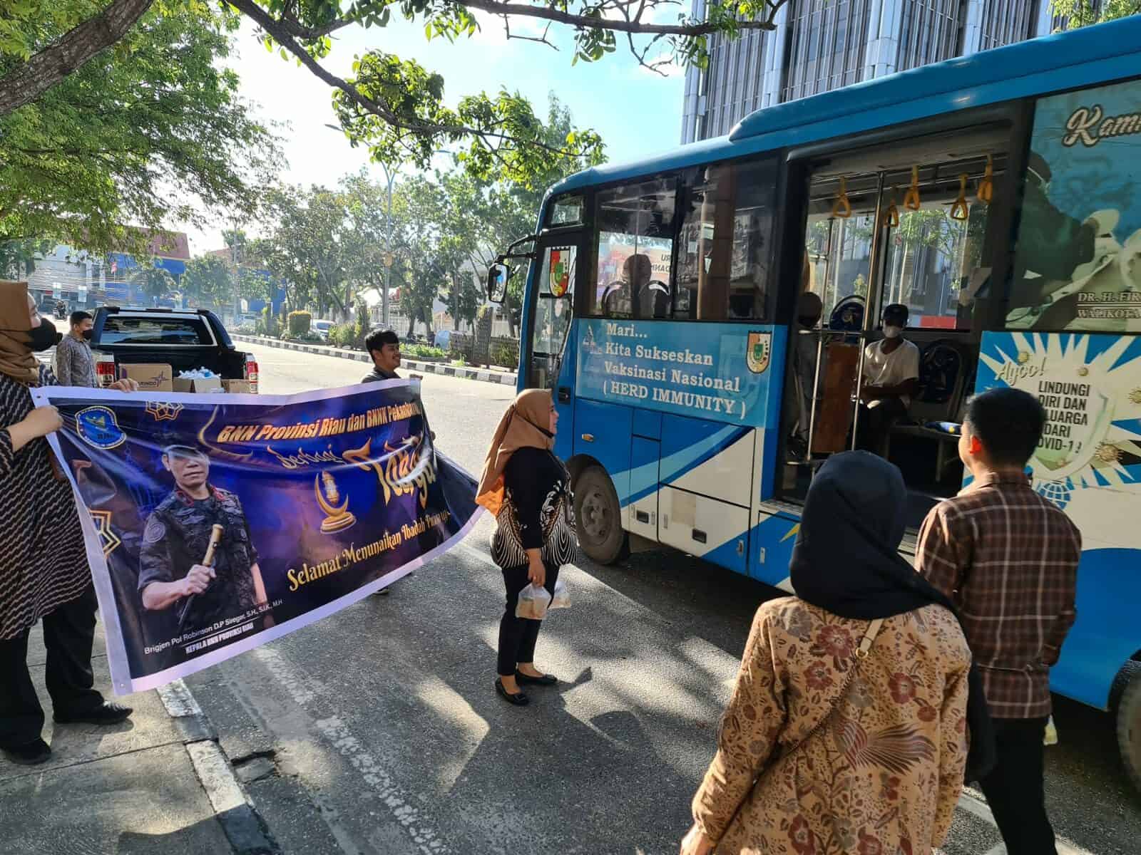 BNN Provinsi Riau Bagi-bagi Paket Takjil Ramadan ke Pengendara Kendaraan BNN Provinsi Riau Bagi-bagi Paket Takjil Ramadan ke Pengendara Kendaraan