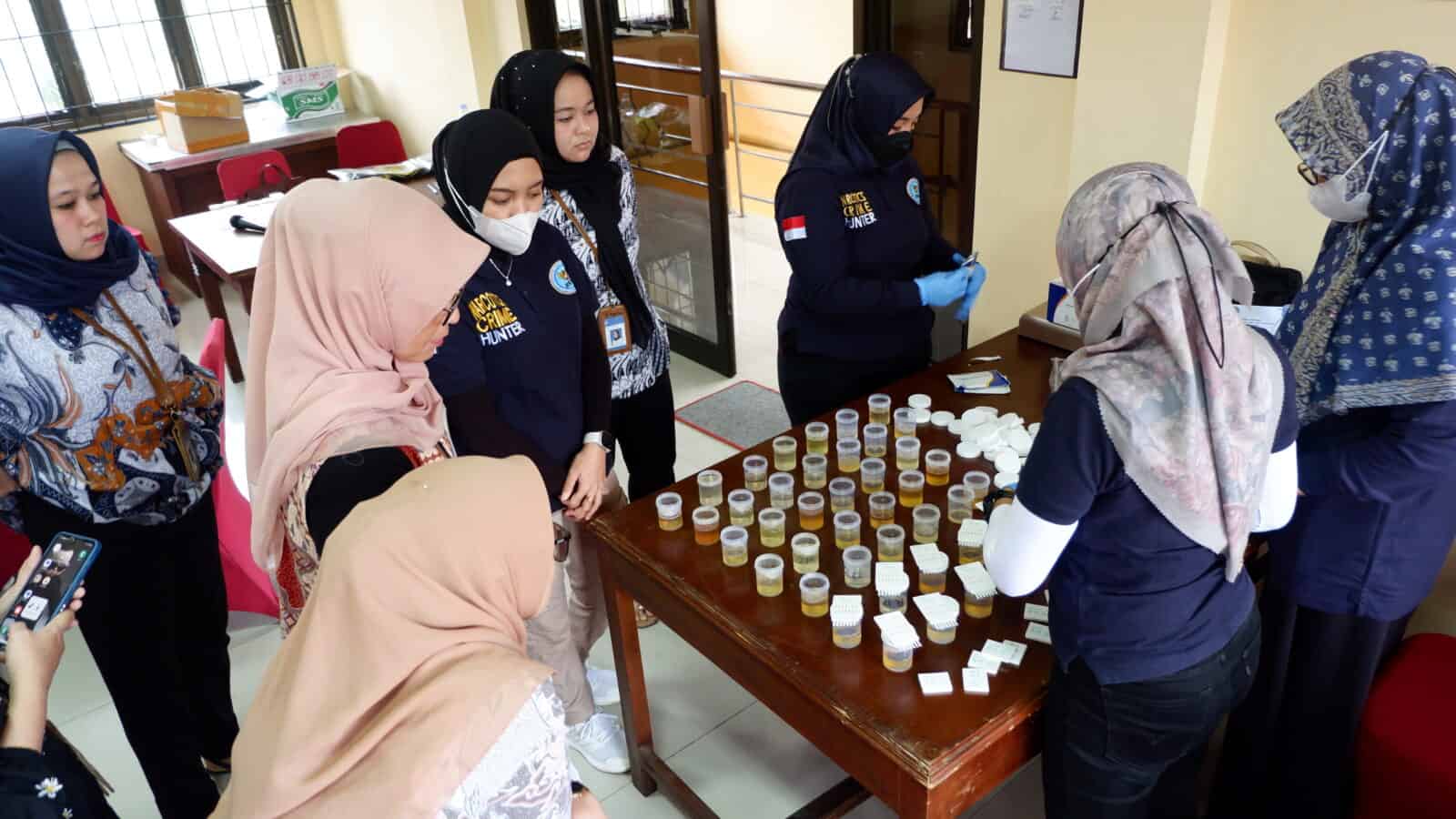 BNN Provinsi Riau Menyelenggarakan Deteksi Dini Tes Urine untuk Pegawai Balai Guru Penggerak demi Mendukung Program P4GN BNN Provinsi Riau Menyelenggarakan Deteksi Dini Tes Urine untuk Pegawai Balai Guru Penggerak demi Mendukung Program P4GN