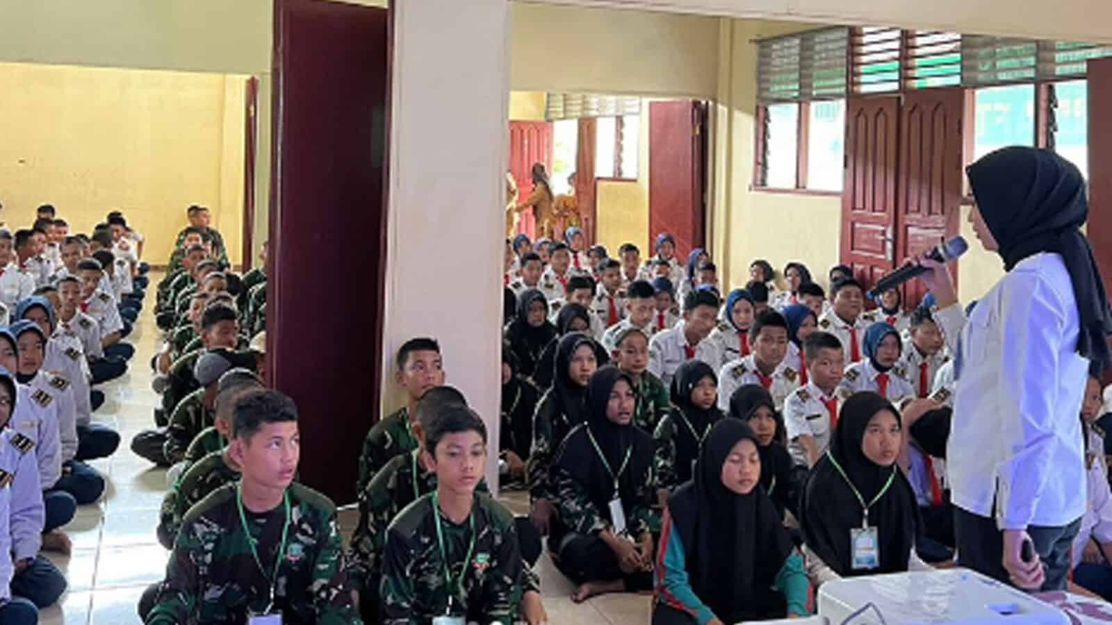 BNN Provinsi Riau Berikan Penyuluhan Bahaya Narkoba kepada Siswa Baru SMP Negeri Taruna Sakti Pekanbaru: Mencegah dan Menyadarkan Generasi Muda tentang Ancaman Narkotika BNN Provinsi Riau Berikan Penyuluhan Bahaya Narkoba kepada Siswa Baru SMP Negeri Taruna Sakti Pekanbaru: Mencegah dan Menyadarkan Generasi Muda tentang Ancaman Narkotika