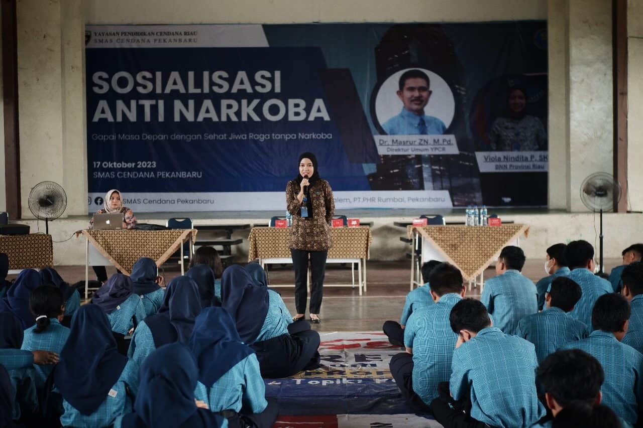 BNN Provinsi Riau Sapa Adik-adik SMA Cendana Pekanbaru beri Edukasi Bahaya Narkoba BNN Provinsi Riau Sapa Adik-adik SMA Cendana Pekanbaru beri Edukasi Bahaya Narkoba
