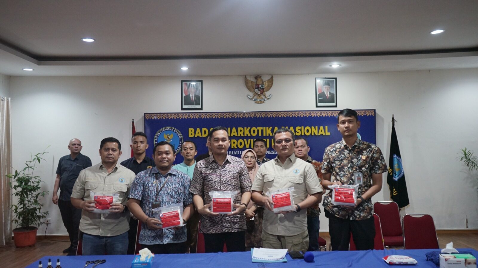 BNNP Riau Musnahkan 4,7 Kilogram Shabu Hasil Penangkapan di Hotel Royal Asnof BNNP Riau Musnahkan 4,7 Kilogram Shabu Hasil Penangkapan di Hotel Royal Asnof