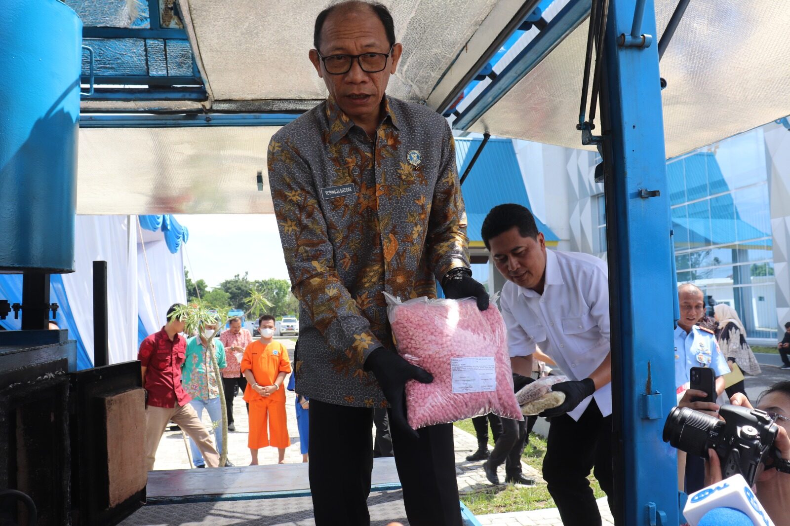 BNNP Riau Gagalkan Pengiriman Narkoba via Ekspedisi, Ribuan Butir Ekstasi dan 3,7 Kg Sabu Disita BNNP Riau Gagalkan Pengiriman Narkoba via Ekspedisi, Ribuan Butir Ekstasi dan 3,7 Kg Sabu Disita